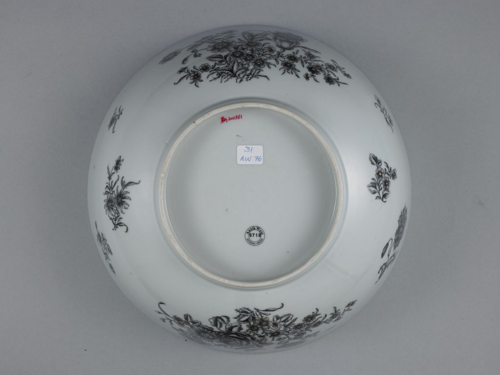 图片[3]-Black colored bowl with gold flower pattern-China Archive